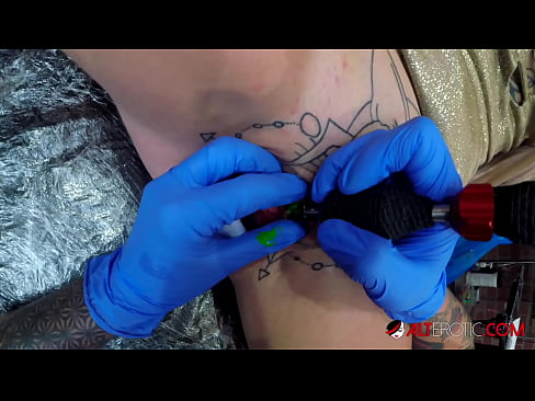 ❤️ Sully Savage mai tsananin jarfa ta yi tattoo a kan kwarin ta ❌ Batsa ﹏